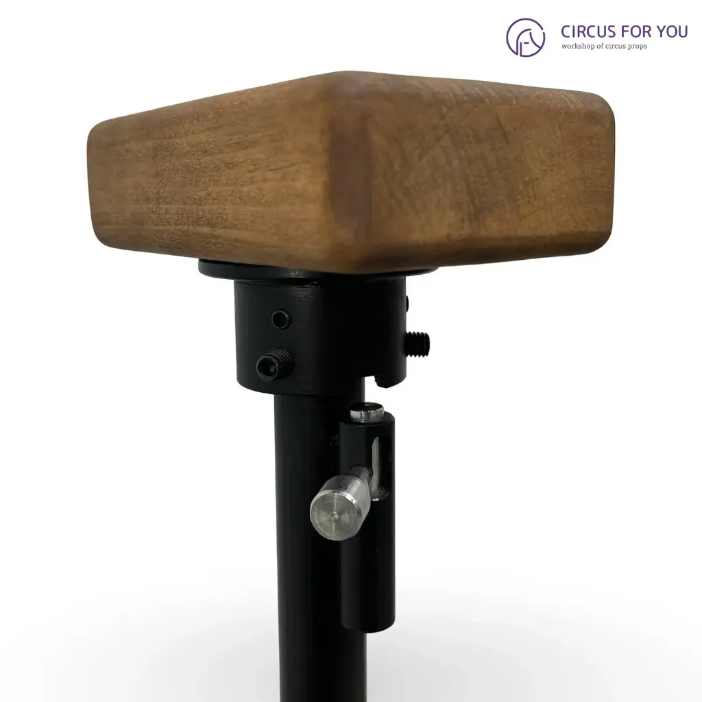 Стійки на круглій платформі з регулюванням по ширині